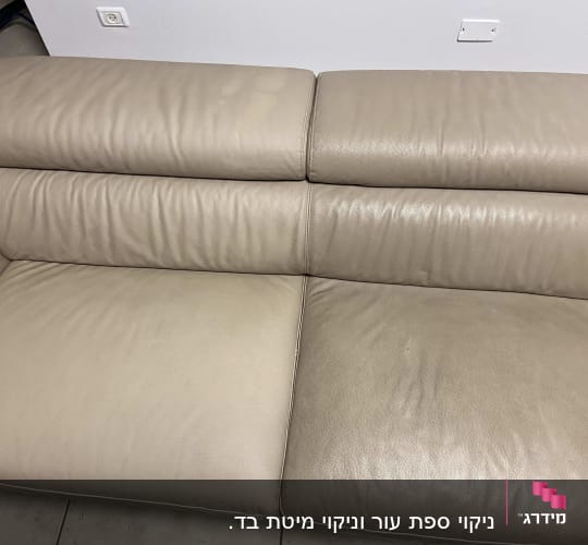 ספה עם כתמים בתהליך ניקוי בעזרת מטלית